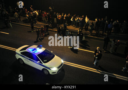 ST.Petersburg, Russie - le 24 juin : La voiture de police du fleuve Neva patrouilles pendant les festivités en juin. Voiles écarlates célébration show. Nuits blanches Banque D'Images