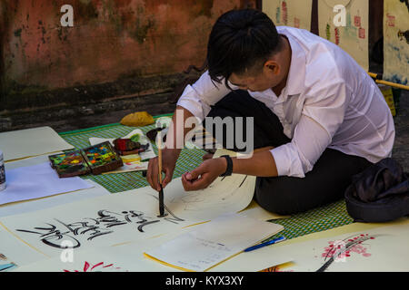 La calligraphie est largement pratiqué et vénérées par les Vietnamiens, les Asiatiques de l'Est et en particulier les Chinois. Il y a une normalisation des différents styles de Banque D'Images