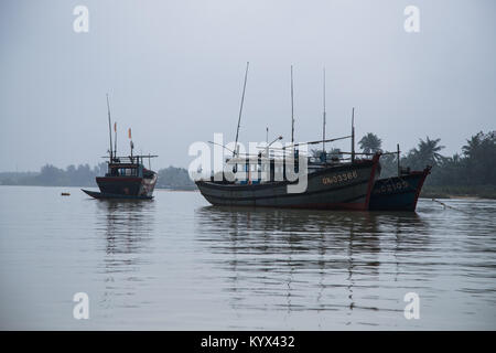 Bateau sur la rivière Thu Bon - Rivière Thu Bon commence à une altitude de 2 500 mètres dans les montagnes de Ngoc Linh. La rivière Thu Bon a toujours joué un importa Banque D'Images