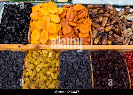 Mélange de fruits secs sur une pile sur un marché d'alimentation, coloful fruits secs, fruits secs, différents types de fruits secs, assortiment de fruits secs libre backgrou Banque D'Images