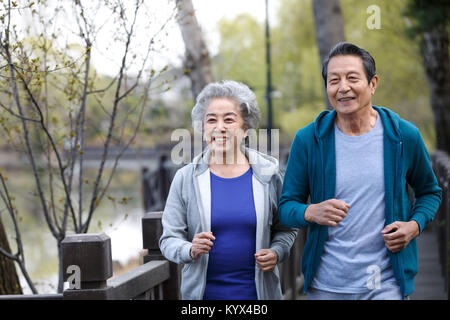 Le vieux couple jogging en plein air Banque D'Images