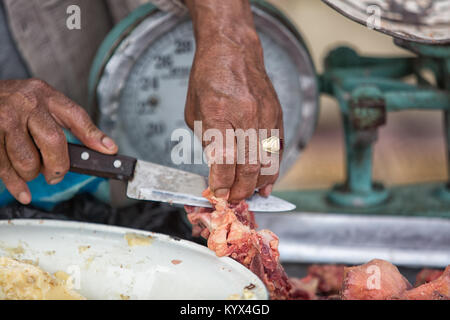 Lexington, Kentucky - 30 décembre 2017 : libre de la main de boucher couper la viande avec le couteau dans l'hebdomadaire farmers market Banque D'Images