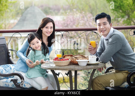 Des familles heureuses prennent un petit déjeuner sur la terrasse Banque D'Images