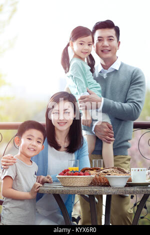 Des familles heureuses prennent un petit déjeuner sur la terrasse Banque D'Images