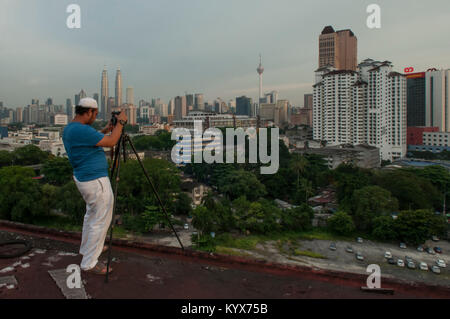 Scène d'un photographe capturant Kuala Lumpur City skyline Banque D'Images