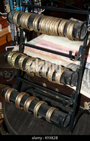 Bijoux Bracelet display rack, Stone Town, Zanzibar, Tanzanie. Banque D'Images