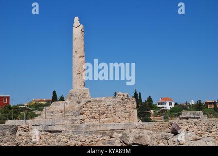 Le reste de la colonne du temple d'Apollon à Egine Ville sur l'île grecque d'Égine. L'ancienne acropole date de vers 6e siècle avant J.-C.. Banque D'Images
