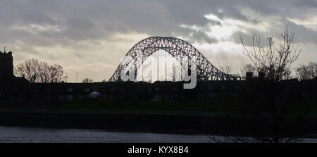 L'ancien pont Runcorn Bridge de Spike Island, Runcorn, nord-ouest de l'Angleterre Banque D'Images
