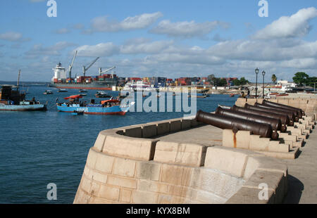 Navires et canons à Forodhani Gradens & Square, Stonetown, Zanzibar, Tanzanie. Banque D'Images