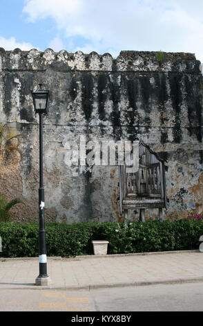 Un vieux bâtiment fort de Stone Town, Zanzibar, Tanzanie. Banque D'Images