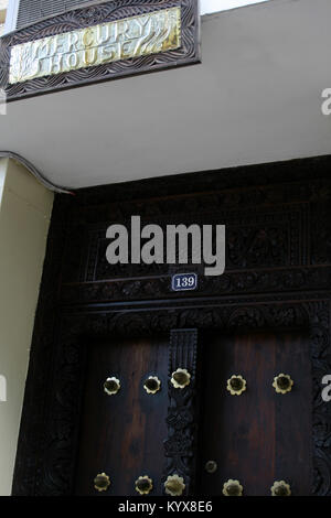 Freddie Mercury, maison style arabe porte sculptée de l'art, Stone Town, Zanzibar, Tanzanie. Banque D'Images