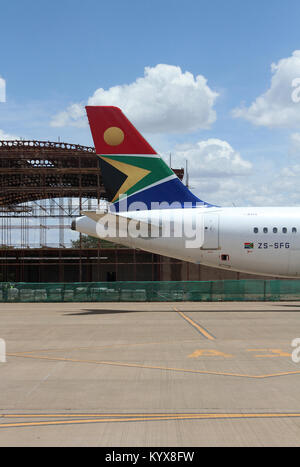 South African Airways, SAA, queue d'un de la famille Airbus A319 avion de ligne à fuselage étroit au Harry Nkumbula Mwanga, l'Aéroport International de Livingstone, Zambie. Banque D'Images