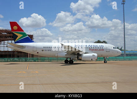 South African Airways, SAA, l'A319 Airbus avion de ligne à fuselage étroit au Harry Nkumbula Mwanga, l'Aéroport International de Livingstone, Zambie. Banque D'Images