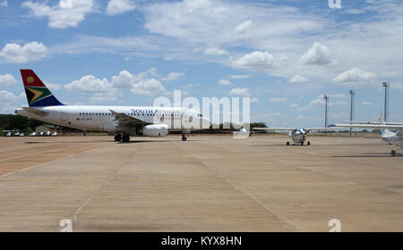 South African Airways, SAA, l'A319 Airbus avion de ligne à fuselage étroit et d'avions légers au Harry Nkumbula Mwanga, l'Aéroport International de Livingstone Banque D'Images