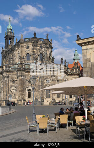 La Hofkirche (église de la Cour) et un café en plein air, Place Theaterplatz, Dresde, Saxe, Allemagne Banque D'Images