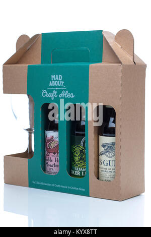 Mad sur Craft Ales pack de trois bières avec glass Banque D'Images