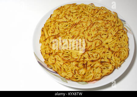 La nourriture végétalienne. Le célèbre plat italien 'La Frittata de spaghetti' dans une version végétalienne remplaçant les oeufs avec un mélange de farine de pois chiche et l'eau. Banque D'Images