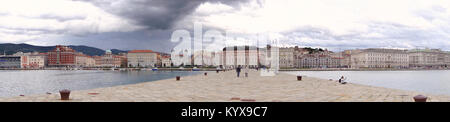 Jour nuageux à Trieste. Vue panoramique de l'aile historique vu de Molo Audace. Banque D'Images