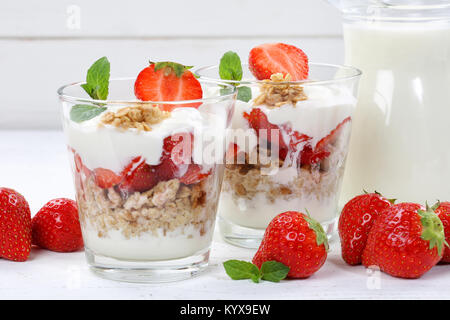 Le yogourt yogourt aux fraises fraises fruits nourriture du petit déjeuner Banque D'Images