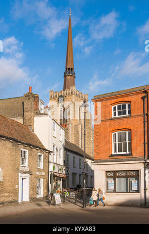 Stowmarket Suffolk, vue depuis la Place du marché vers l'entrée de la St Pierre et Buttermarket et l'église St Mary à Stowmarket, Suffolk, Angleterre Banque D'Images