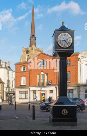 Stowmarket Suffolk, vue de la Place de marché tour de l'horloge et flèche de Saint Pierre et Saint Mary's Church, dans le centre de la ville de Stowmarket Suffolk, Royaume-Uni Banque D'Images