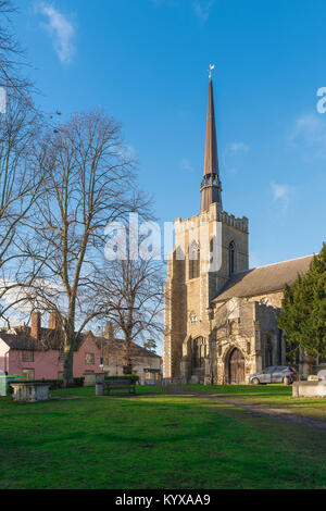 Stowmarket, vue sur l'église et le cimetière de la tour ouest de l'église médiévale de St Peter et St Mary à Stowmarket, Suffolk, Angleterre, Royaume-Uni. Banque D'Images