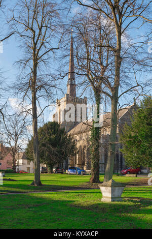 Stowmarket, vue sur l'église et le cimetière de la tour ouest de l'église médiévale de St Peter et St Mary à Stowmarket, Suffolk, Angleterre, Royaume-Uni. Banque D'Images