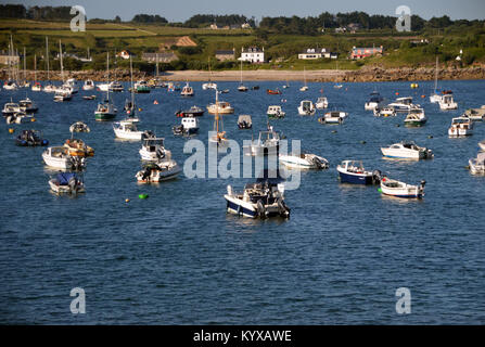 Petite pêche et bateaux de plaisance ancrés dans la baie de Hugh Town Harbour St Marys Island, Îles Scilly, Angleterre, Cornouailles, Royaume-Uni. Banque D'Images