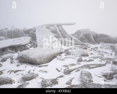 La fonction de porte-à-faux, un rocher sur le plateau sommital de Glyder Fach, Snowdonia, Banque D'Images