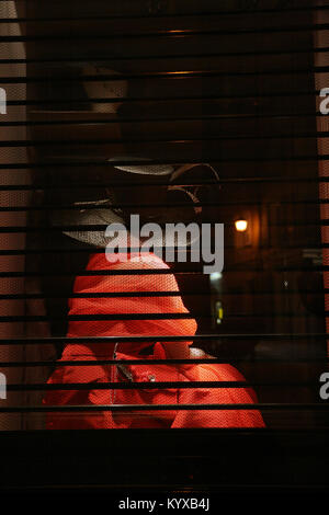La silhouette d'un mannequin assis dans une vitrine dans la Provence. Banque D'Images
