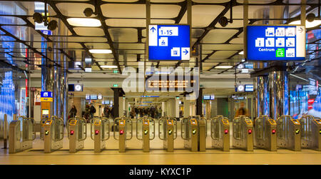 AMSTERDAM, Pays-Bas - le 05 janvier 2018 Billetterie : barrières à l'entrée de la gare centrale d'Amsterdam avec une vue panoramique, les passagers floue Banque D'Images