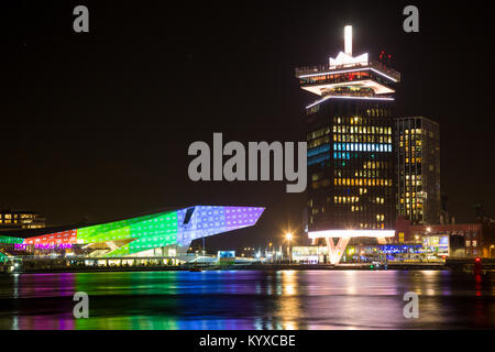 AMSTERDAM, Pays-Bas - le 05 janvier, 2018 : nuit vue sur le port d'Amsterdam avec la tour et Musée du Film de l'Œil allumé pendant les colorés Banque D'Images