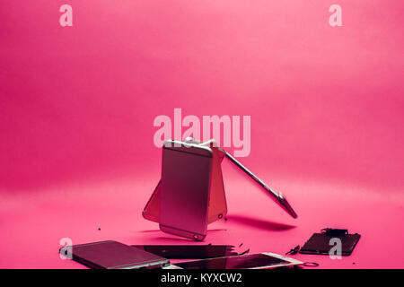 Smartphone endommagés causés par des chocs graves. Casse de l'écran du smartphone. Écran de téléphone cassé dans les fissures. J'aime la sensation de ce pourrait être quelque chose, j'essaie Banque D'Images