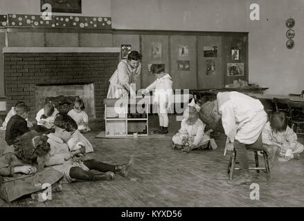 Les enfants de maternelle à Horace Mann École travaillant sur des maisons de poupée Banque D'Images