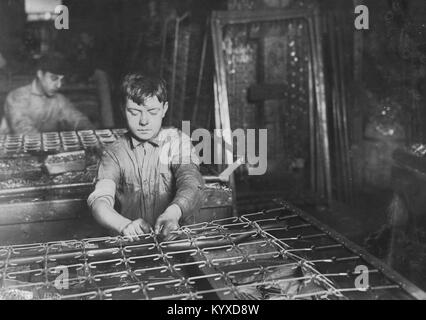 Les garçons 'linking' bed-springs. 14 et 15 ans. Banque D'Images