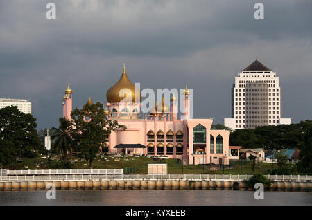 Mosquée de Kuching à partir de la rivière Sarawak Banque D'Images