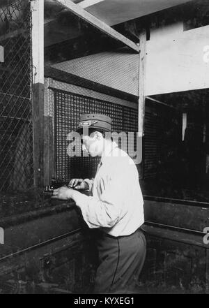 Un Service Postal Telegraph boy apprendre à envoyer des messages pendant le temps. Banque D'Images