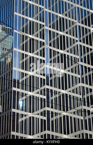 Libre d'un gratte-ciel moderne en verre et acier façade, avec des reflets, dans le centre-ville de Vancouver, Canada Banque D'Images