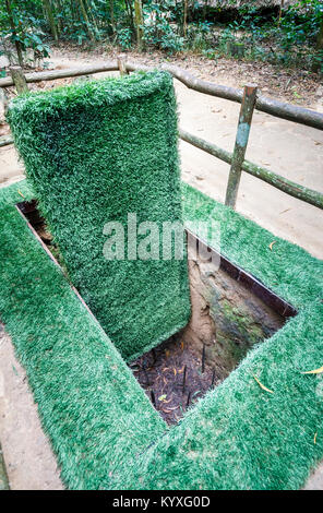 Fosse mortelle avec booby dissimulée dans l'emblématique Porte piégé Tunnels de Cu Chi, un réseau de tunnels cachés Viet Cong, Saigon (Ho Chi Minh Ville), le sud Vietnam Banque D'Images