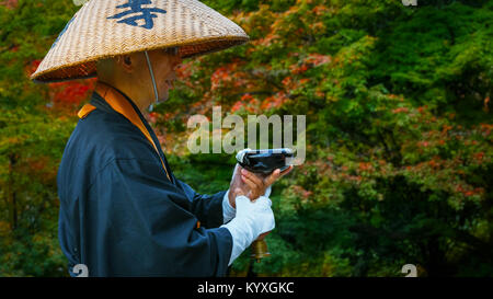 KYOTO, JAPON - 22 NOVEMBRE 2015 : Unidentified Japnese moine prie pour les gens passant devant le temple Kiyomizu-dera Banque D'Images