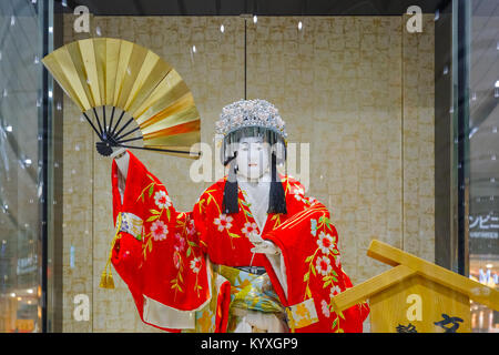 OSAKA, JAPON - 22 NOVEMBRE 2015 : marionnette traditionnel japonais utilisé dans le bunraku (japonais de marionnettes) affichée à la gare de Shin Osaka Banque D'Images