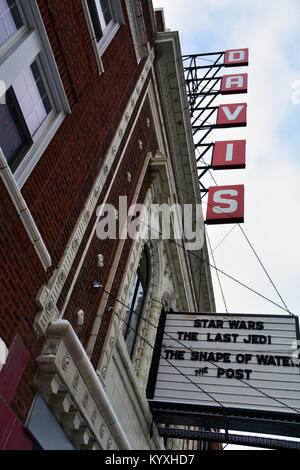 La Davis, un petit théâtre de quartier à Chicago's Lincoln Square, spectacles à l'affiche les titres de certains des plus grands films de 2017 Banque D'Images