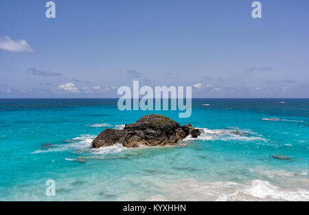 Océan et Rock à Horseshoe Bay, Bermudes Banque D'Images