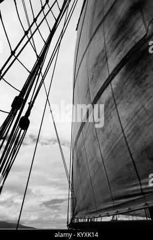 Bateau navigue. Regardant vers le haut pour les voiles et gréements Banque D'Images