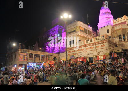 Personnes visitent Gange ghat Dashashwamedh à Varanasi en Inde. Banque D'Images