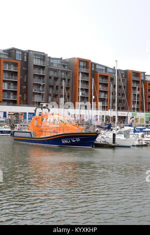 Janvier 2018 - un bateau de sauvetage de la RNLI dans la marina de Portishead, près de Bristol. Banque D'Images