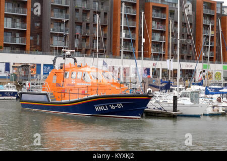 Janvier 2018 - un bateau de sauvetage de la RNLI dans la marina de Portishead, près de Bristol. Banque D'Images