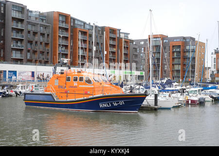 Janvier 2018 - un bateau de sauvetage de la RNLI dans la marina de Portishead, près de Bristol. Banque D'Images