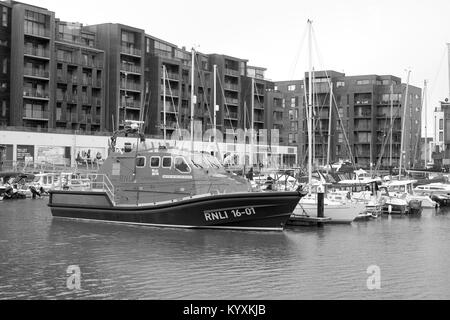 Janvier 2018 - un bateau de sauvetage de la RNLI dans la marina de Portishead, près de Bristol. Banque D'Images