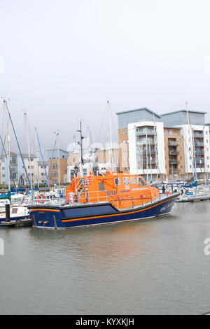 Janvier 2018 - un bateau de sauvetage de la RNLI dans la marina de Portishead, près de Bristol. Banque D'Images